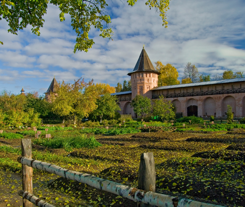 Kloster mit Kräutergarten vor den Klostermauern