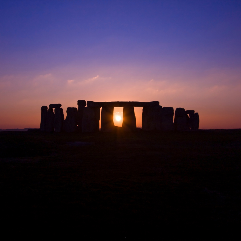 Titelbild Blogbeitrag Sommer-Sonnenwende-Litha-Johanni, zu sehen ist der Sonnenaufgang bei Stonehenge