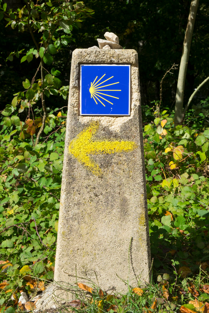 Stele mit der stilisierten Jakobsmuschel als Wegweiser f&uuml;r den Jakobsweg