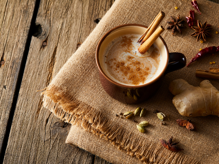 Tasse mit Chai, mit Gew&uuml;rzen dekoriert