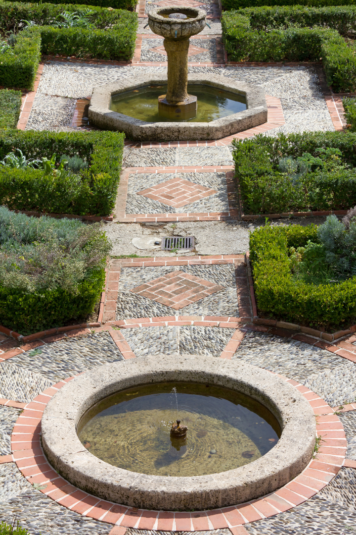 Gepflasterter Weg mit angrenzenden Beeten in dem Klostergarten in Cimiez