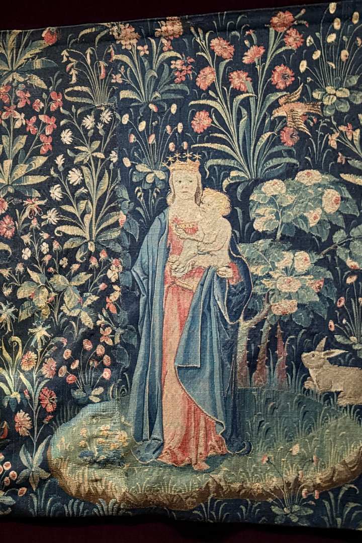 Ausschnitt aus einem Wandbehang, Maria mit dem Kind am Arm in einem Paradiesgarten, Beaune